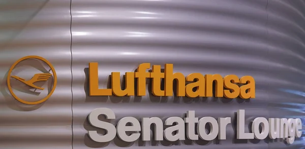 Muenchen-aug 2019: Lufthansa tecken — Stockfoto