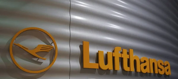 Muenchen-aug 2019: Lufthansa tecken — Stockfoto