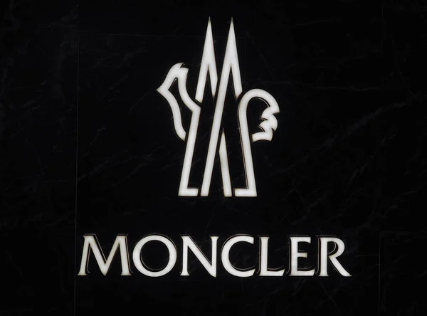 Koeln-aug 2019: MONCLER teken — Stockfoto