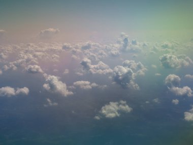 uçan düzlemde görülen bulutlar arka plan ile mavi gökyüzü