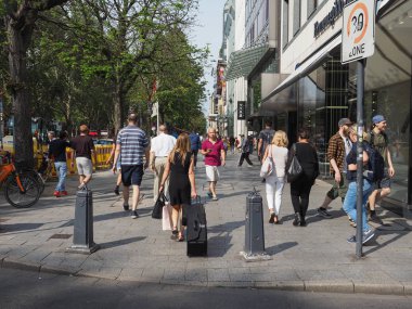Duesseldorf Koenigsallee yüksek sokak