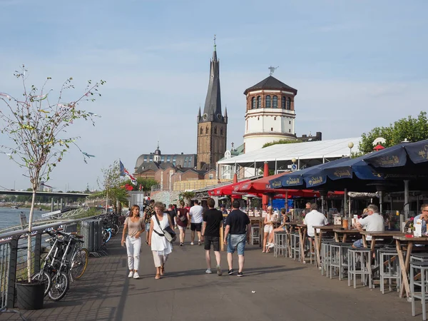Rheinuferpromenade sulla riva del Reno a Duesseldorf — Foto Stock