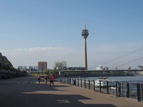 Rheinuferpromenade sulla riva del Reno a Duesseldorf — Foto Stock