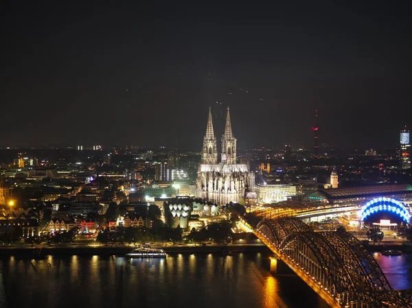 Nachtansicht des Peterdoms und der Hohenzollernbrücke — Stockfoto