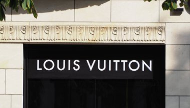Duesseldorf - Ağu 2019: Louis Vuitton işareti