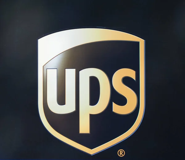 Duesseldorf – srpen 2019: nápis UPS — Stock fotografie