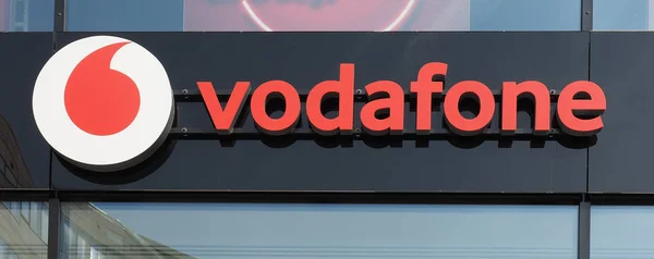 DUeSSELDORF - AGOSTO 2019: cartello Vodafone — Foto Stock