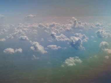 uçan düzlemde görülen bulutlar arka plan ile mavi gökyüzü