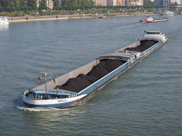 Barcaça transportando terra no rio Rhein em Koeln — Fotografia de Stock