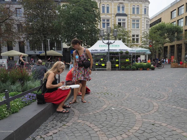 Lidé v centru Bonnu — Stock fotografie