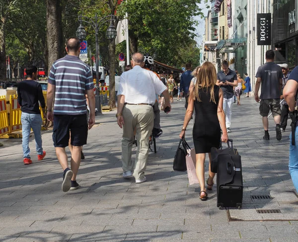 Duesseldorf Koenigsallee yüksek sokak — Stok fotoğraf