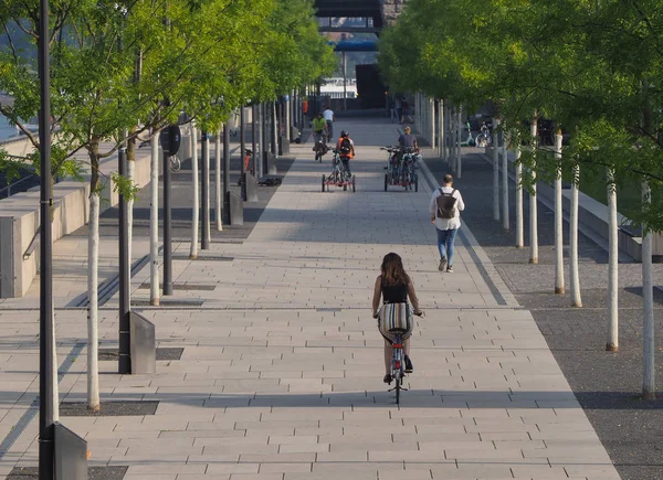 Vrouw rijdt op een fiets in Koeln — Stockfoto