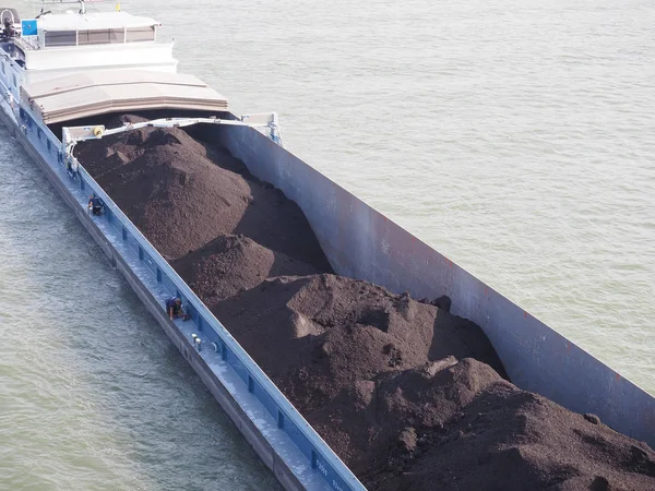 Lastkahn transportiert Erde auf dem Rhein in Köln — Stockfoto