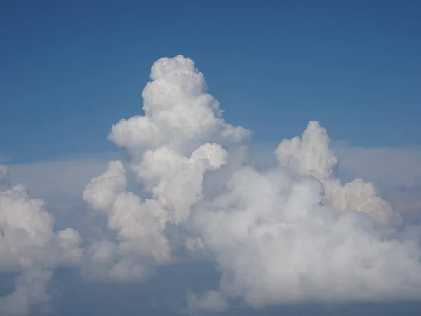 Céu azul com nuvens fundo — Fotografia de Stock