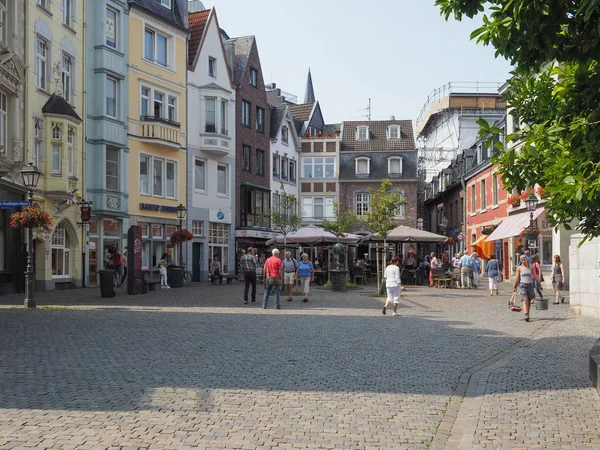 Mensen in stadscentrum van Aken — Stockfoto