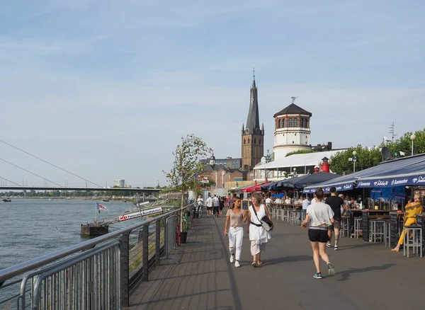 Rheinuferpromenáda na břehu řeky Rýn v Duesseldorfu — Stock fotografie