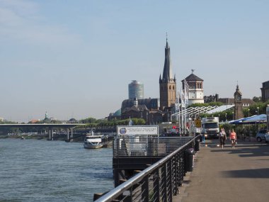 Duesseldorf'taki Ren nehri kıyısındaki Rheinuferpromenade