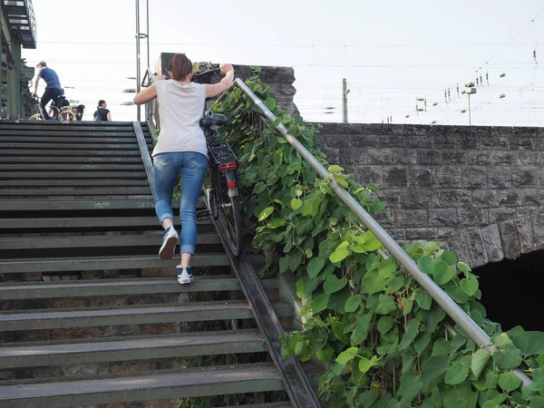 Kobieta jeździ rowerem w Koeln — Zdjęcie stockowe