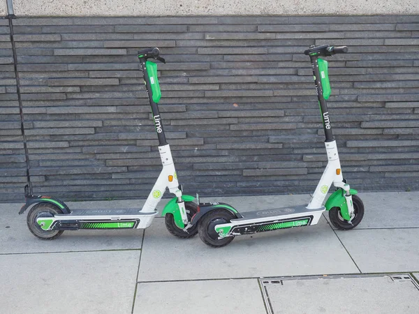 Lime electric kick scooter — Stock Photo, Image