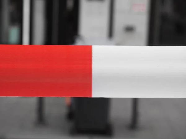 Kırmızı ve beyaz uyarı bandı — Stok fotoğraf