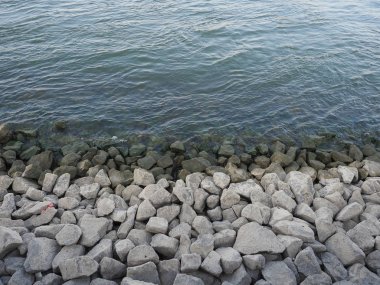 kayalar arka plan ile mavi su yüzeyi