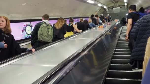 Londra Circa Settembre 2019 Viaggiatori Sulla Metropolitana Londra Scala Mobile — Video Stock