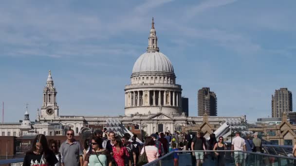 ロンドン イギリス Circa 2019年9月 ロンドン市とセント ポール大聖堂とテート モダンアートギャラリーの間を結ぶテムズ川を渡るミレニアムブリッジを渡る人々の群衆 — ストック動画