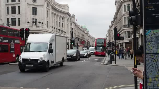 Londen Circa September 2019 Mensen Lopen Stoep Dubbeldekkerbus Reizen Regent — Stockvideo