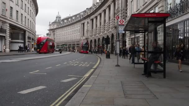 Londen Circa September 2019 Mensen Lopen Stoep Dubbeldekkerbus Reizen Regent — Stockvideo