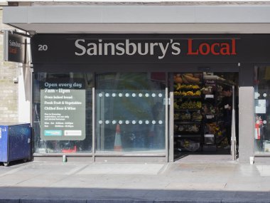 Londra - Eylül 2019: Sainsbury's vitrin