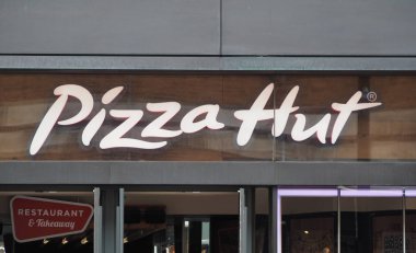 Londra - Eylül 2019: Pizza Hut işareti