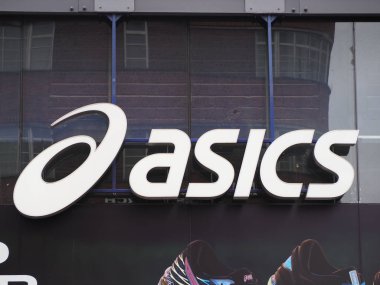 Londra - Eylül 2019: Asics işareti