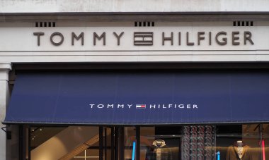 Londra - Eylül 2019: Tommy Hilfiger işareti