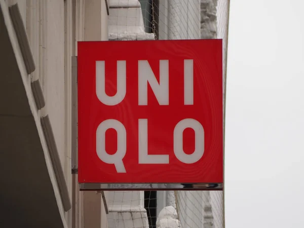 UBE-sep 2019: Uniqlo tecken — Stockfoto