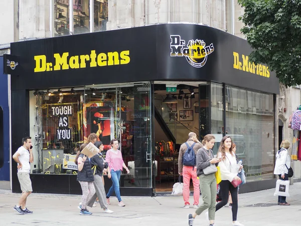 LONDRES - SEP 2019: Dr Martens loja — Fotografia de Stock