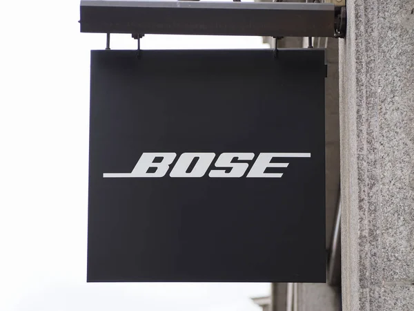 London - sep 2019: bose sign — Stockfoto