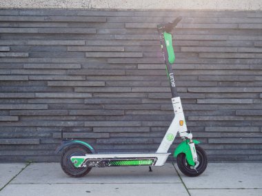 Kireç elektrikli tekme scooter