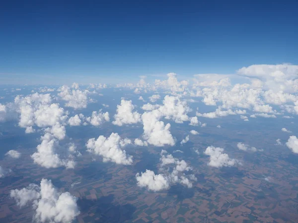 Cielo blu con nuvole sfondo visto da aereo volante — Foto Stock