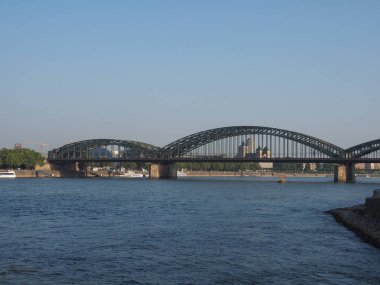 Hohenzollernbruecke (Hohenzollern Köprüsü) Ko Ren nehri üzerinde