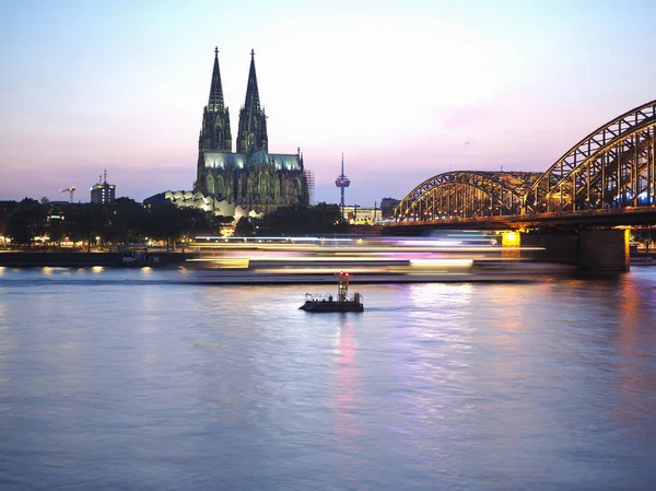 Dom St. Peter und Hohenzollernbrücke über den Rhein in k — Stockfoto