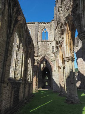 Tintern Manastırı (Abaty Tyndyrn) Tintern içinde