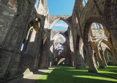 Tintern Manastırı (Abaty Tyndyrn) Tintern içinde