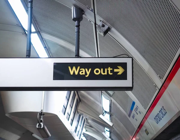 Station de métro Oxford Circus panneau de sortie à Londres — Photo