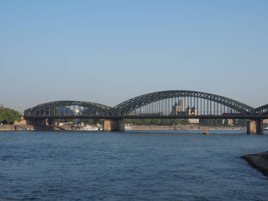 Hohenzollernbruecke (Hohenzollern Köprüsü) Ko Ren nehri üzerinde