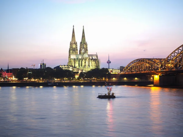 Dom St. Peter und Hohenzollernbrücke über den Rhein in k — Stockfoto