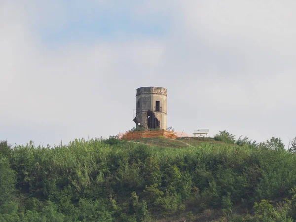 Torion (vilket betyder tornet) ruiner i Vezza D 'alba — Stockfoto