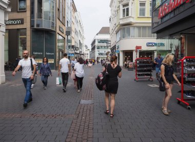 Bonn şehir merkezindeki kişiler