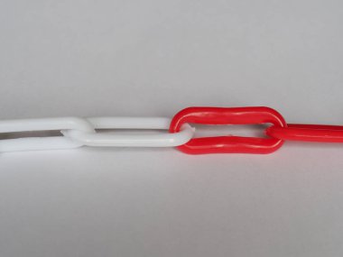 kırmızı beyaz uyarı zinciri