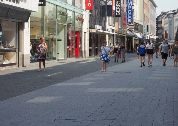 Pessoas no centro da cidade de Aachen — Fotografia de Stock