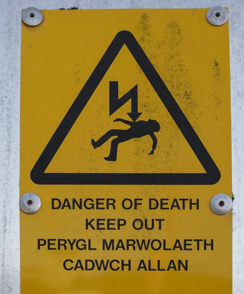 Peligro de muerte mantener fuera (Perygl Marwolaeth Cadwch Allan en Wels — Foto de Stock
